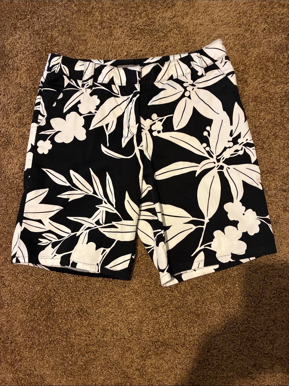 TOMMY BAHAMA. Women’s Black and White Floral Shorts. Size 10. Cute!  EUC